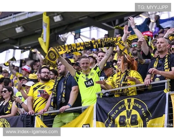 多特蒙德客场球迷高歌,柏林联合主场气氛热烈 多特蒙德客场球迷高歌,柏林联合主场气氛热烈